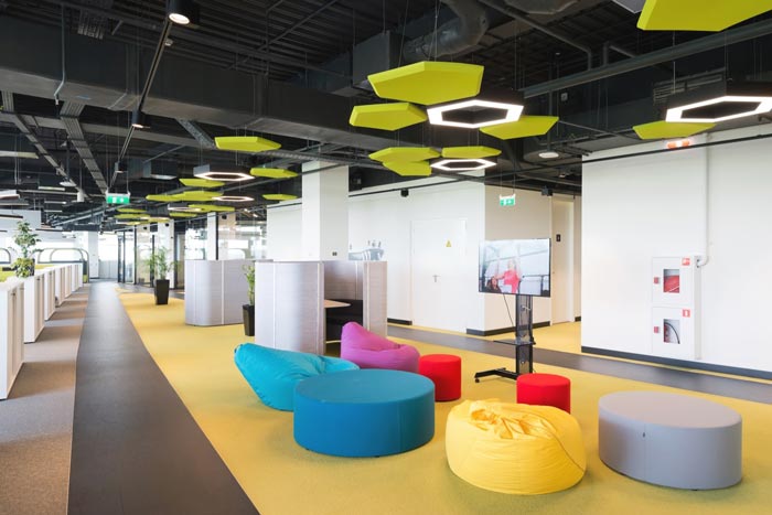 運動用品制造商廠家辦公室休息區(qū)域裝修設(shè)計案例效果圖