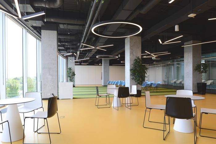 運動用品制造商廠家辦公室休息區(qū)域裝修設(shè)計案例效果圖