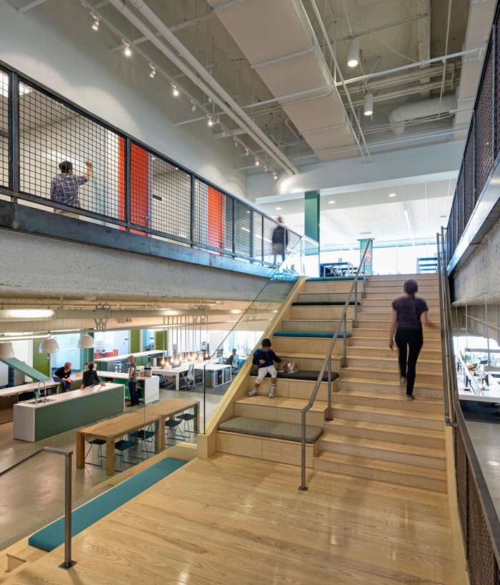 APP開發(fā)公司辦公室樓梯區(qū)域裝修設(shè)計案例效果圖