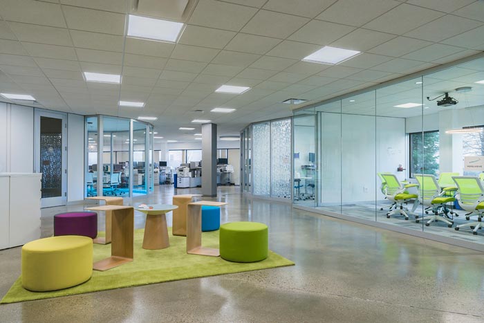 B2B公司辦公室過道休息區(qū)域裝修設(shè)計案例效果圖