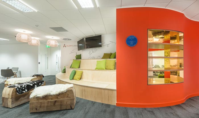 服飾公司辦公室休息區(qū)域線裝修設(shè)計案例效果圖