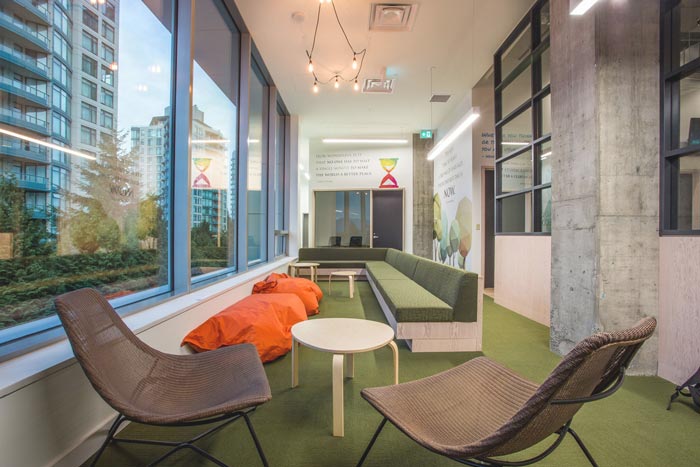 共享創(chuàng)業(yè)空間辦公室左側(cè)休息區(qū)域裝修設(shè)計(jì)案例效果圖