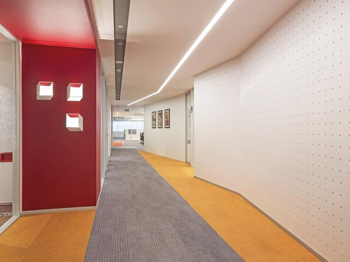 大數(shù)據(jù)服務(wù)商辦公室過道裝修設(shè)計(jì)案例效果圖