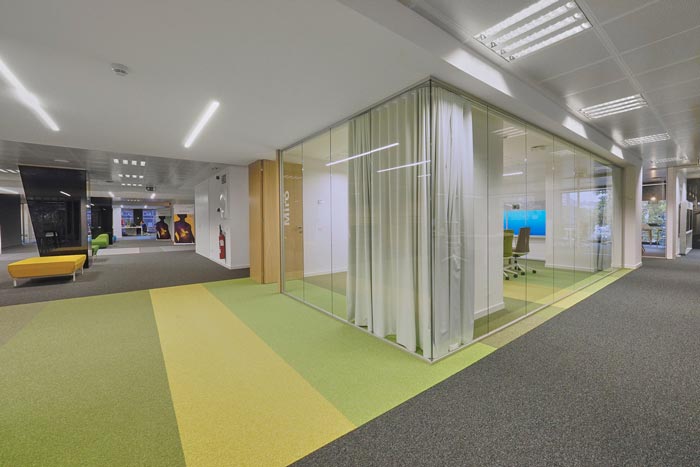 全球制藥公司辦公室過道裝修設(shè)計(jì)案例效果圖