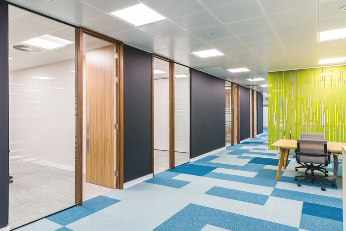 科技公司現(xiàn)代簡約辦公室動線裝修設計案例效果圖