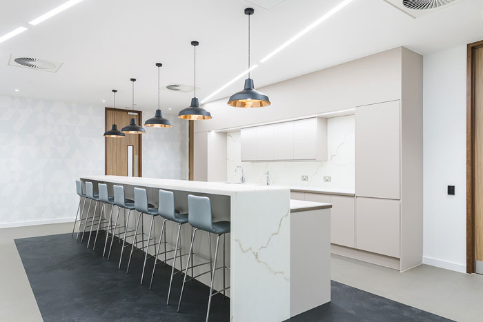 科技公司現(xiàn)代簡約辦公室茶水間裝修設計案例效果圖