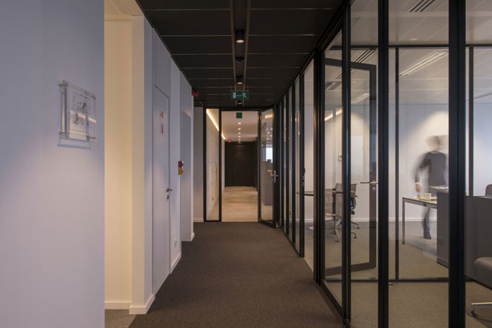 P2P金融公司辦公室過道裝修設(shè)計效果圖