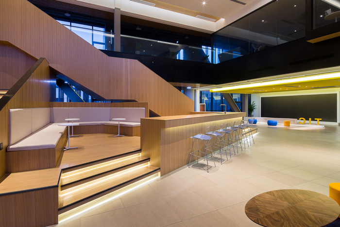 創(chuàng)客辦公吧臺內(nèi)部裝修設(shè)計效果圖