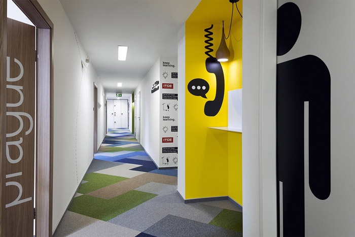 IT培訓(xùn)學(xué)校辦公室過道裝修設(shè)計(jì)效果圖