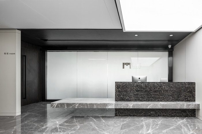 600m2現(xiàn)代辦公室前臺(tái)裝修設(shè)計(jì)效果圖