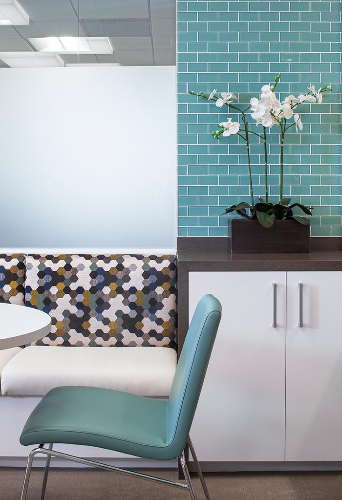 金融服務(wù)公司辦公室茶水間裝修設(shè)計(jì)效果圖